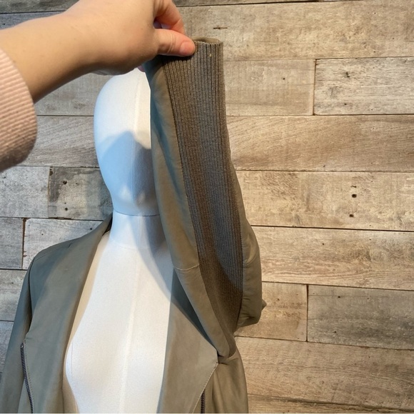 Vince. Women’s beige asymmetrical zip up leather moto jacket in size small - Picture 10 of 13